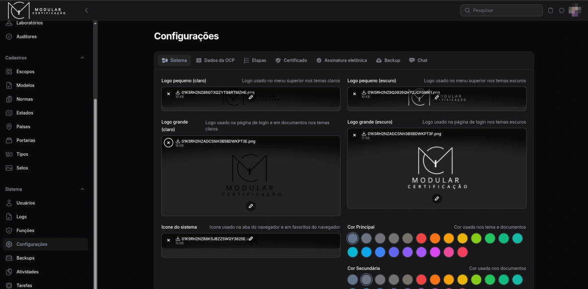 Tela de configurações de personalização (White-label), permitindo alterar logotipos, ícones e paleta de cores do sistema para a identidade visual do cliente.